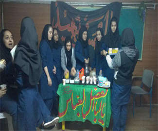 توزیع شزبت نذری بین دانش آموران