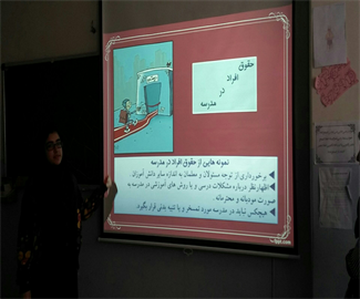 دانش آموزان در حال ارائه پاورپوینت های  درس مطالعات اجتماعی که توسط خودشان طراحی شده