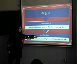 دانش آموزان در حال ارائه پاورپوینت های  درس مطالعات اجتماعی که توسط خودشان طراحی شده