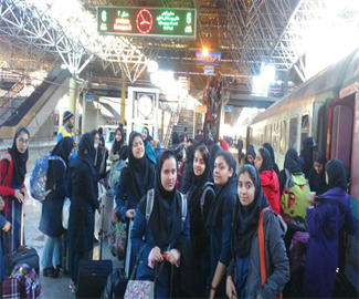 حرکت دانش آموزان از ایستگاه راه آهناردوی شیراز دبیرستان دخترانه صدرا